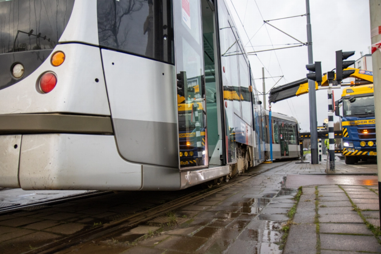 Tram schiet uit rails: geen trams op twee lijnen